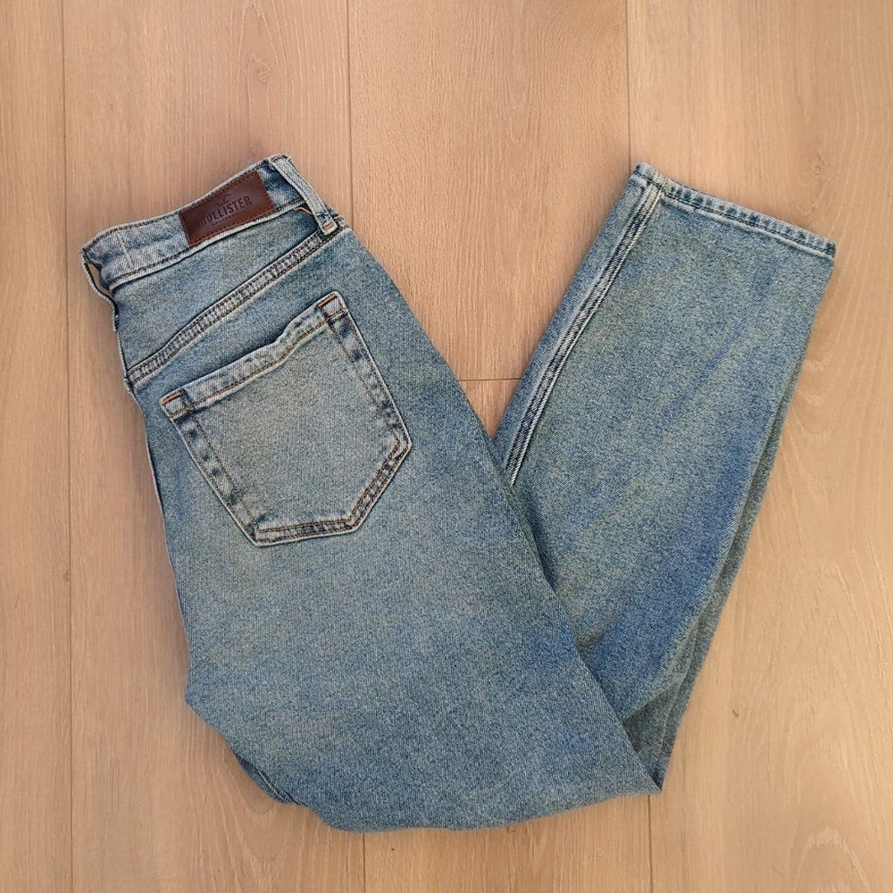 Hollister Ultra High-Rise Mom Jean - Picture 2 of 6